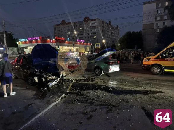 В Саратове автомобиль протаранил дорожный знак 
